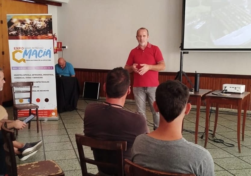 Maciá participó en una Jornada de Capacitación Apícola en Uruguay