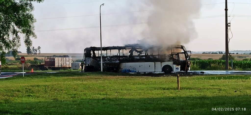 Un colectivo se incendió por completo en Ruta 12, a la altura de Crespo