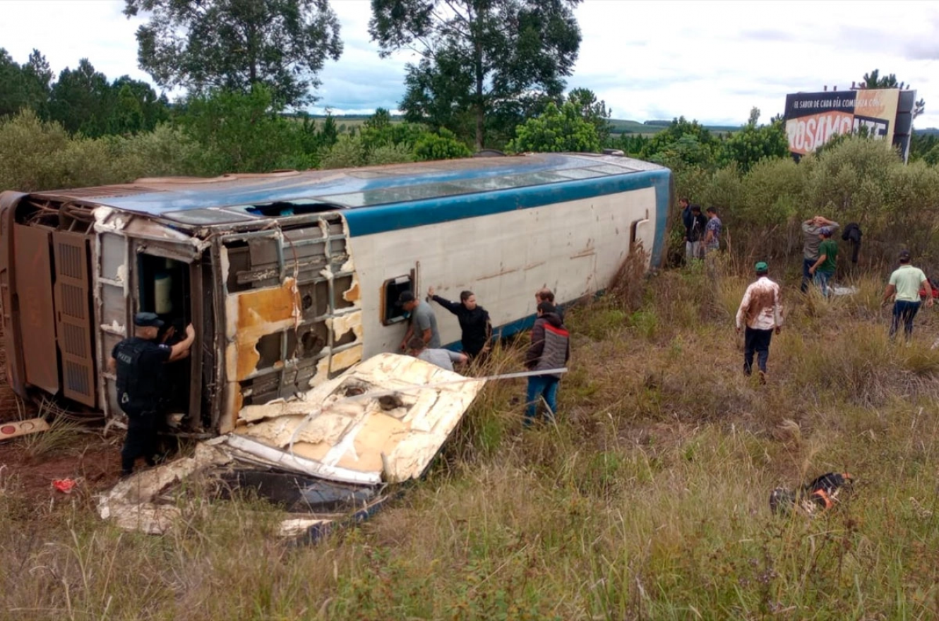 Tragedia en Ruta 14 en Misiones: al menos siete muertos después de volcar un micro