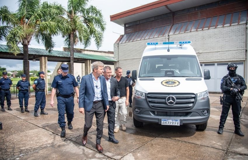 El Gobierno entregó móviles y equipamiento a la Policía para reforzar la seguridad