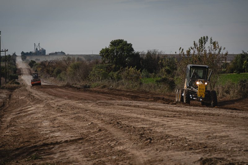 La Provincia invierte más de 24.000 millones de pesos en mejora de caminos y maquinaria vial