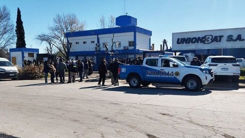 Despedidos de Unión Bat se manifestaron tras el cierre de la empresa