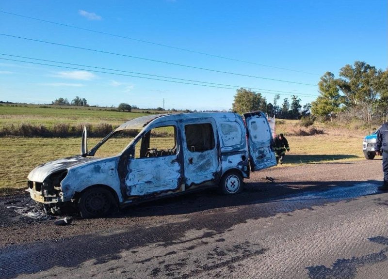 Se incendió un utilitario en Ruta 12, cerca de Lucas González