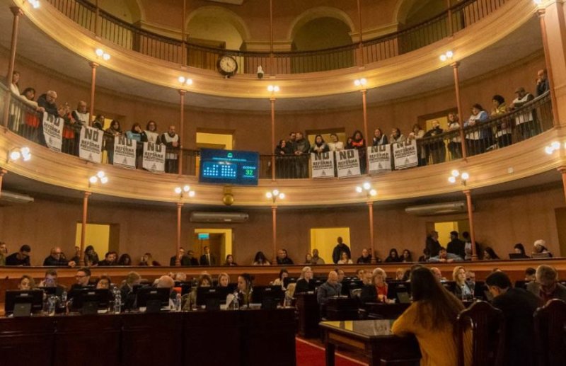 Con Agmer en las gradas y una carpa docente frente a la Legislatura, ingresó a Diputados la reforma previsional