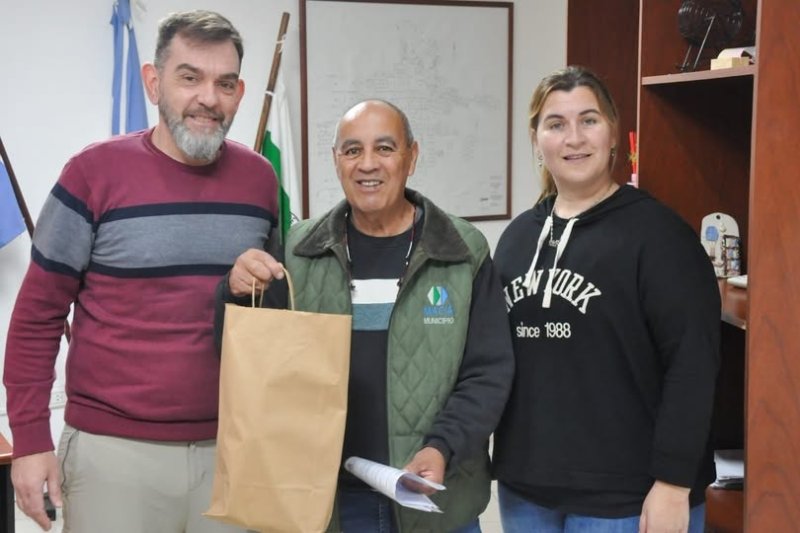 El intendente Müller recibió y reconoció a Edelmiro Bareyro tras su jubilación
