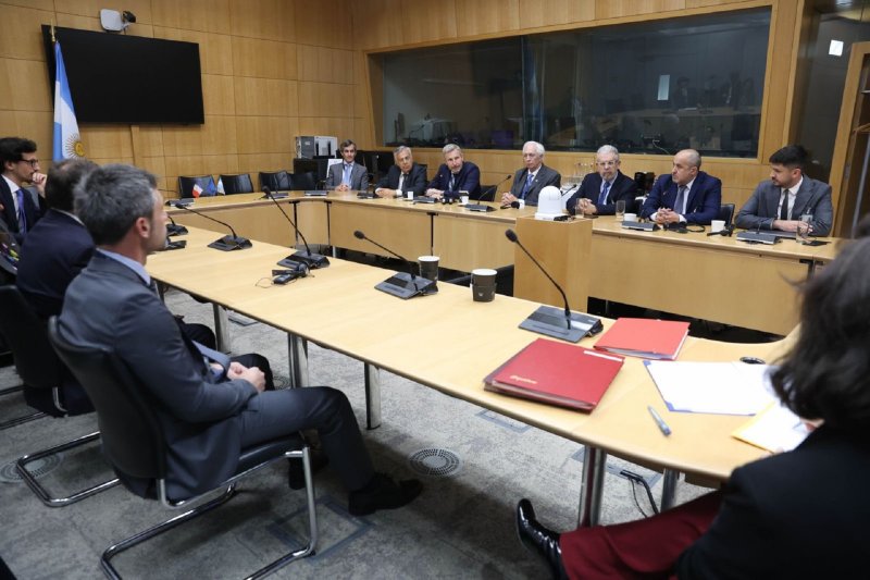 Frigerio avanzó en París en alternativas de financiamiento para proyectos estratégicos de Entre Ríos