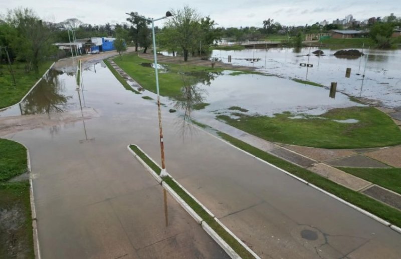 El río Uruguay sigue creciendo y el agua ya llegó a la Costanera de Concordia
