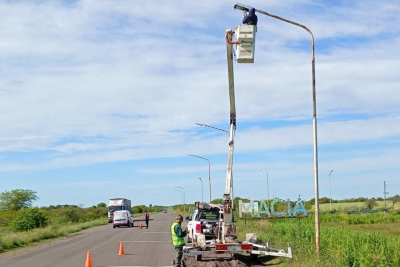 El municipio realiza recambio de luminarias en Ruta 6, acceso a Maciá