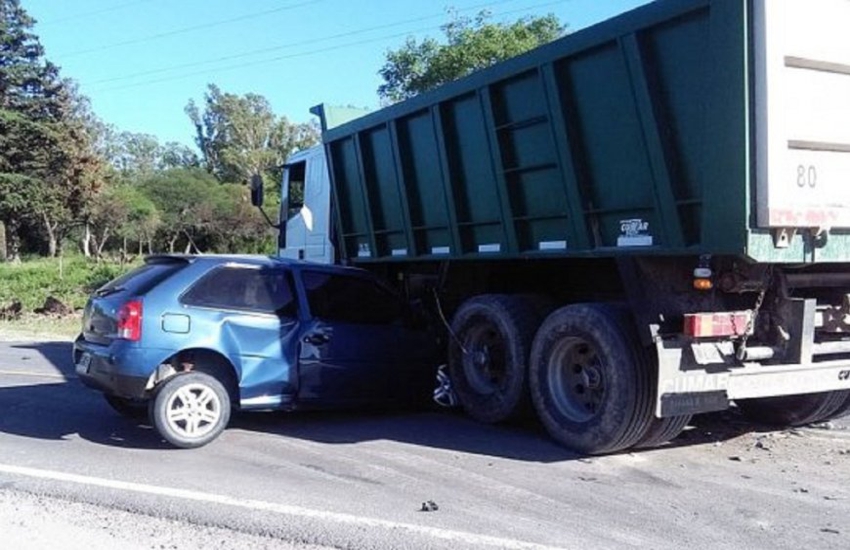 Ruta 18: conductor hospitalizado tras choque frontal entre auto y camión